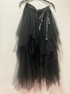 妖精可可，黑色设计感纱裙，很有层次，一点都不会显胖，黑色飘带
