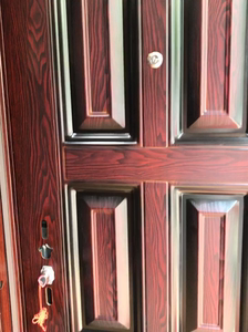 红木纹、白色钢质进户门（全新）600元六方块钢质进户门，全新