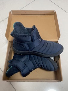 回力儿童棉鞋，是厚棉很暖和，帮面是防雨布不容易湿，带包装盒