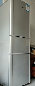 出海信品牌的三门冰箱，颜色为银色，款式时尚。该冰箱具有节能降