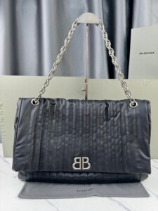 Balenciaga/巴黎世家黑色斜挎包，尺寸大，款式经典，