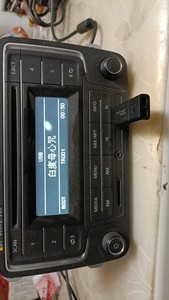 汽车拆机CD收音机。拆大卡，插辅助输入手机音乐信号，插U盘，