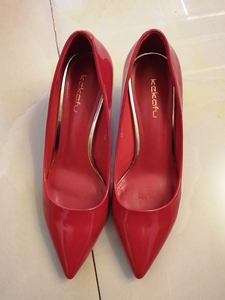 正品珂卡芙红色漆皮跟鞋，实体店购入，只穿了一次几分钟，鞋跟很