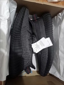 YEEZY 350 V2黑满天星码数齐全 配色多搭配任何裤型