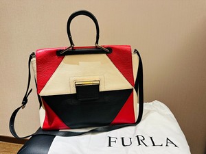 Furla芙拉红黑米拼色翻盖式单肩斜挎手提包邮差包。女包尺寸