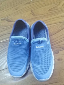 巴拉巴拉湖蓝色网孔运动鞋，37码，鞋子非常轻，底子软，适合夏