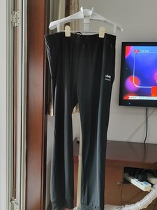 薄的运动裤，老婆买了一次也没穿过，有点大，2尺8腰围，裤长3