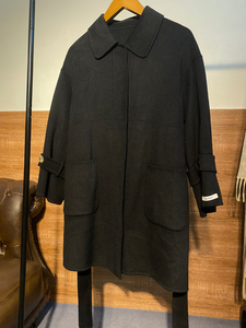 这个是品质很高级的一款羊毛大衣。黑色中长款小个子女生外套羊绒