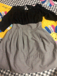 夏季连衣裙，上身是薄黑色纱，里面有连体吊带，不透，袖子5分长
