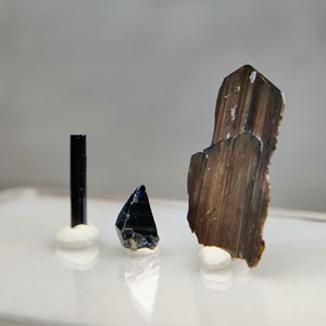 金红石、蓝色锐钛矿、板钛矿同质多象宝石晶体，产地巴基斯坦。尺