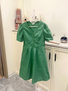 闲置拉谷谷Lagogo正品法式V领连衣裙、绿色很显白、尺码L