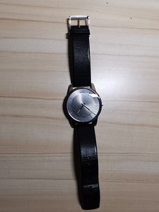 ck手表，9成新吧，买来没戴过几次，原装的盒子还在，现在便宜