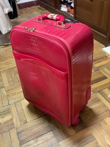 皮质行李箱，玫瑰红，质量很皮实，巨能装，隔层多，适合长途旅行
