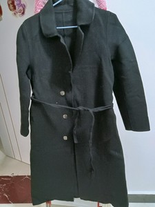 黑色双面羊绒大衣，长款，有腰带，料子厚实，很修身。净重：1.