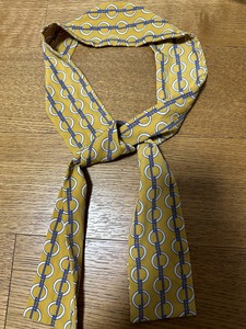 阿吉豆原价109元黄色系发带，很多顾客用做包挂装饰，也有当小