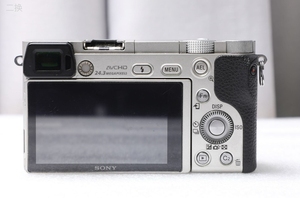 索尼a6000单机身银色，成色外观不错，索尼入门微单相机，拍