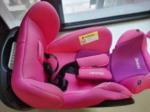 出Reer德国进口的粉色女宝宝儿童安全座椅，适合9个月-12