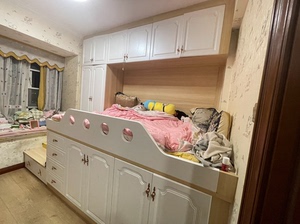 维意定制儿童床，上面衣柜，下面也是衣柜，收纳空间很多。