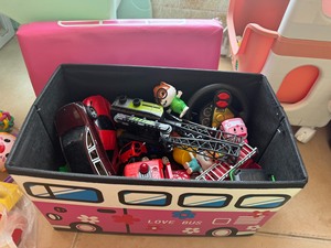 一箱玩具，汽车居多，带收纳箱，可坐，打包20块钱