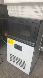 两款打包  一个摇摇冰机器京东买的一千  一个制冰机当时是五