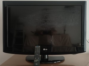 LG32吋液晶电视，屏花了，其他功能正常，当配件出了。