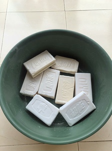 出售原色洗衣皂和白色洗衣皂皂碎，如图所示：有榄菊，立白，超能