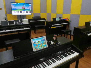 急售智能钢琴教室五台于斯电钢琴，和智能钢琴教学软件，九成新整