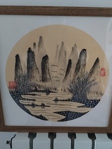 出一幅中国画，画面上是桂林山水的美丽景象。该画作采用传统的笔