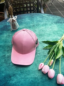 #帽子 女 全新 三角标P家骚粉色鸭舌帽棒球帽。。。