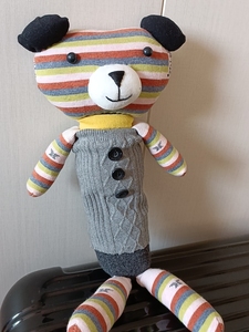纯手工DIY制作的袜子娃娃之小大头熊，做的太多没地方放了，清