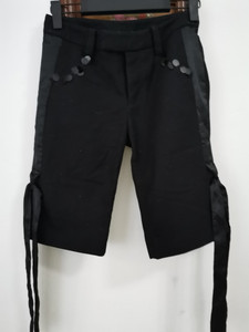 淑女屋品牌黑色短裤一条，适合秋冬季节穿着，比较暖和，尺码为1