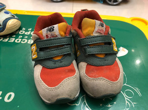 商场399购入新百伦儿童秋冬粘扣跑步鞋，宝宝长大了，穿不了了