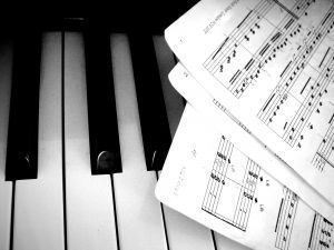 钢琴基础教程：余老师钢琴教学视频+钢琴简谱
