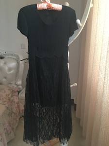 黑色蕾丝透视连衣裙。欧时力，太平鸟，江南布衣今年夏天在我妈家