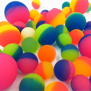 橡胶实心弹力球幼儿园儿童早教玩具双色磨砂球彩虹缤纷乐园浮水球