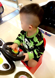 日本潮牌儿童外贸童装 男童 新款满印图案迷彩长袖卫衣 婴儿衣服