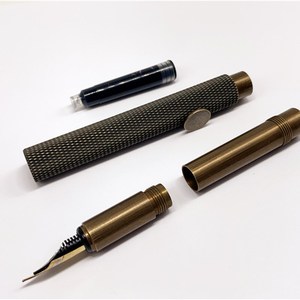 一款收纳起来只i有8.5cm的便携式口袋钢笔 黄铜手作笔杆使用墨胆