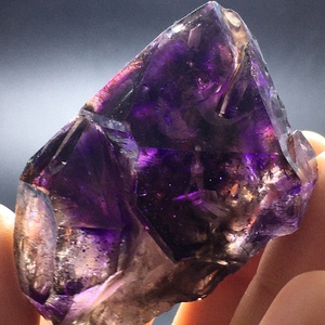 天然超七紫水晶原石摆件，津巴布韦紫超七鳄鱼皮骨干水晶柱