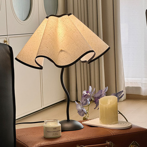 现代简约花瓣伞灯ins创意简约氛围灯客厅卧室床头灯温馨装饰台灯