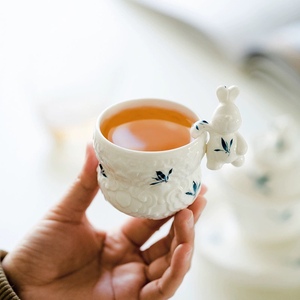 纯手绘蝴蝶兰花陶瓷茶杯创意浮雕绣球杯兔子挂件主人杯单杯喝水杯