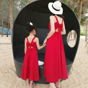 旅游亲子装连衣裙沙滩裙海边度假母女装抖音同款红色露背夏款新