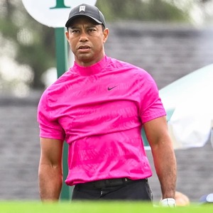 Nike耐克Tiger Woods老虎伍兹大师赛款高尔夫短袖T恤玫红色POLO衫