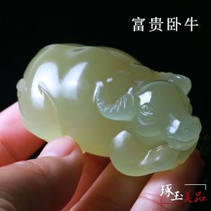 新疆和田玉牛手把件青白玉扭转乾坤玉牛把玩玉石12生肖饰品