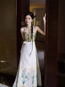 新中式晨拍礼服订婚晨袍女新娘国风马面裙套装高级感婚礼平时可穿