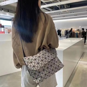 日本直邮Issey Miyake 三宅一生男女通用单肩斜挎包邮差包信封包