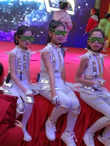 小荷风采与未来牵手舞蹈服儿童机器人表演服天天环保太空演出服装