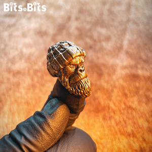BitsBits黄铜EDC刀坠手电猿人大猩猩挂坠伞坠DIY钥匙扣推牌坠弹弓