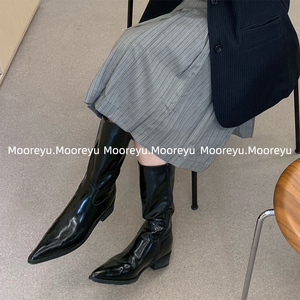 mooreyu尖头靴子女2022秋冬中筒靴平底复古棕色真皮骑士靴不过膝
