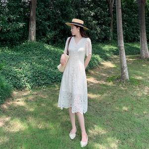 镂空蕾丝连衣裙女2024夏季新款法式浪漫气质收腰显瘦V领白色裙子