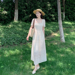 复古法式方领连衣裙女2024夏季新款白色蕾丝高级感钉珠高腰长裙夏